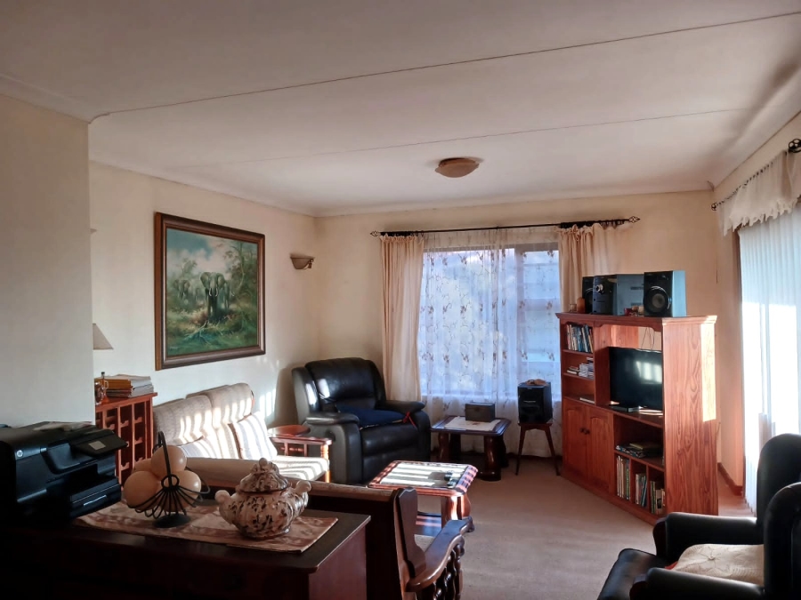 To Let 4 Bedroom Property for Rent in Wavecrest Eastern Cape